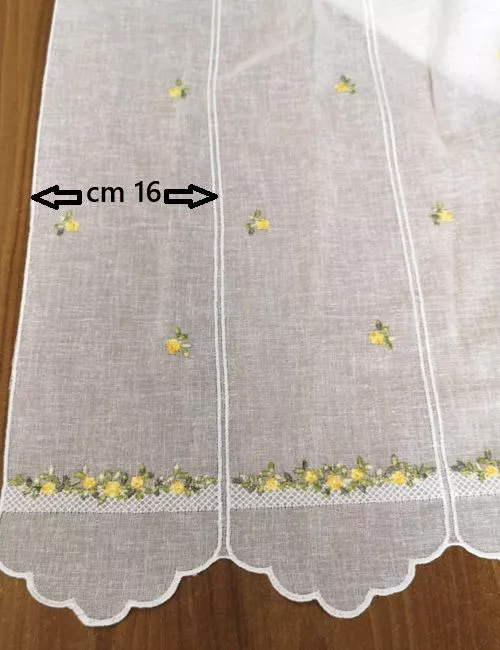 tenda a vetro con fiorellino giallo