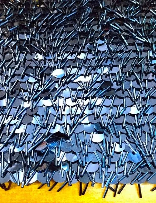 paiettato con tubetti blu